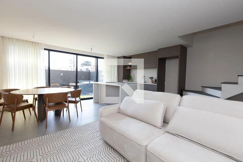 Furnished house with 3 en-suites and 2 parking spots