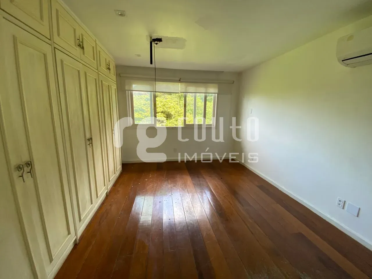 Apartment with 5 bedrooms and a balcony, 4 bathrooms — photo 16
