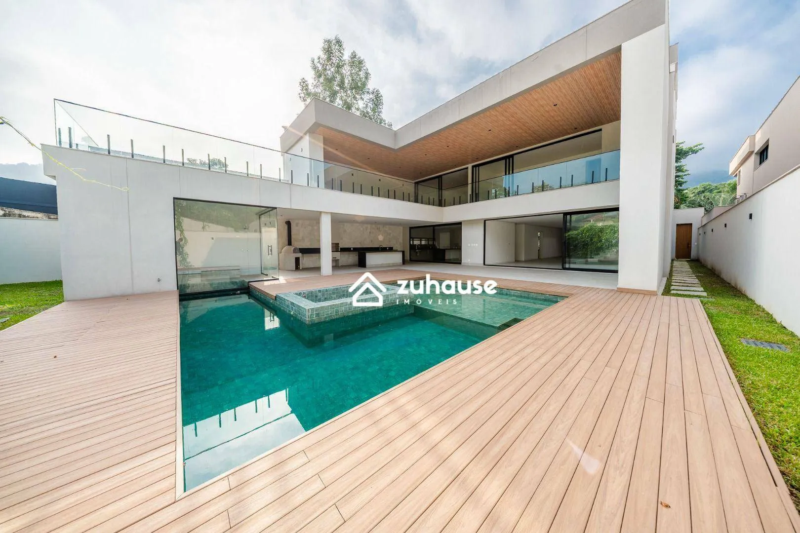House with 5 bedrooms and an open-plan kitchen — photo 4