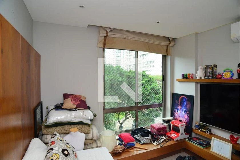 298 m² rental apartment with 4 en-suite bedrooms and balcony — photo 10