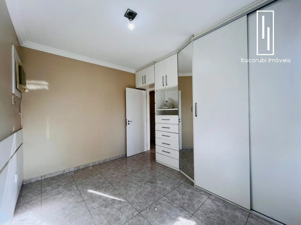 Departamento con balcón cerrado con vidrio en Florianópolis — photo 13