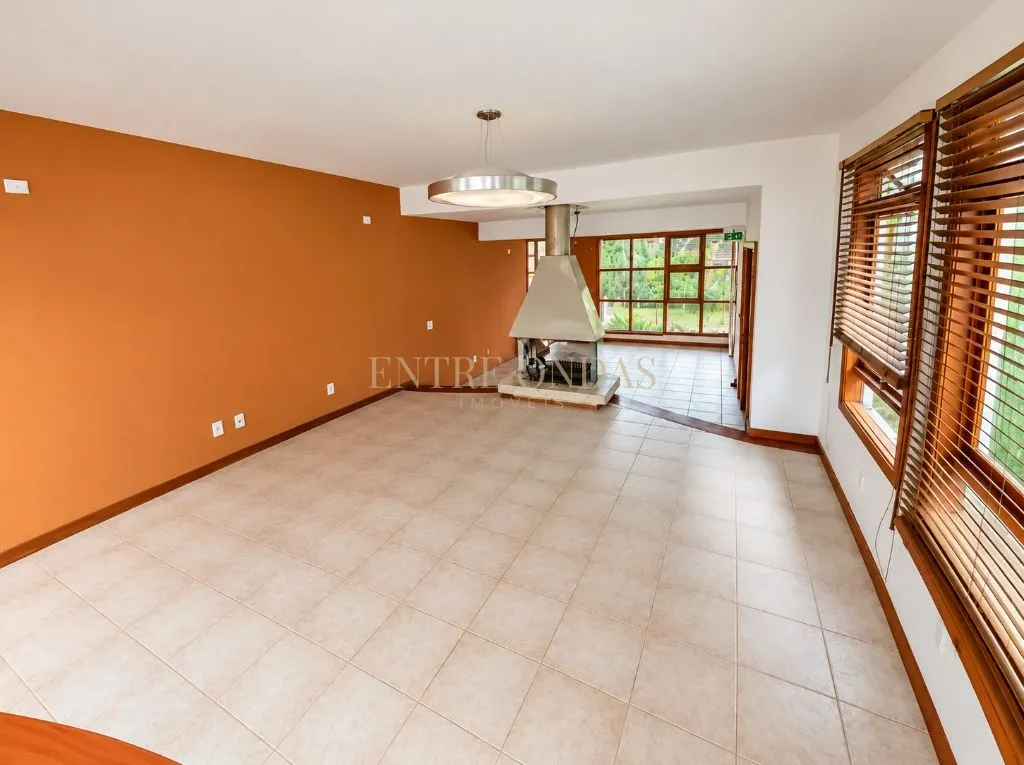 700 m² house with a bathtub and a fireplace — photo 14