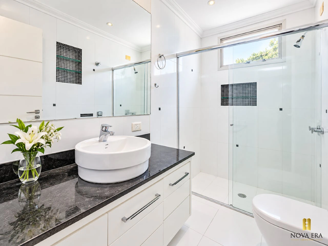 Glass-enclosed balcony in a 3-bedroom apartment, 124 m² — photo 4