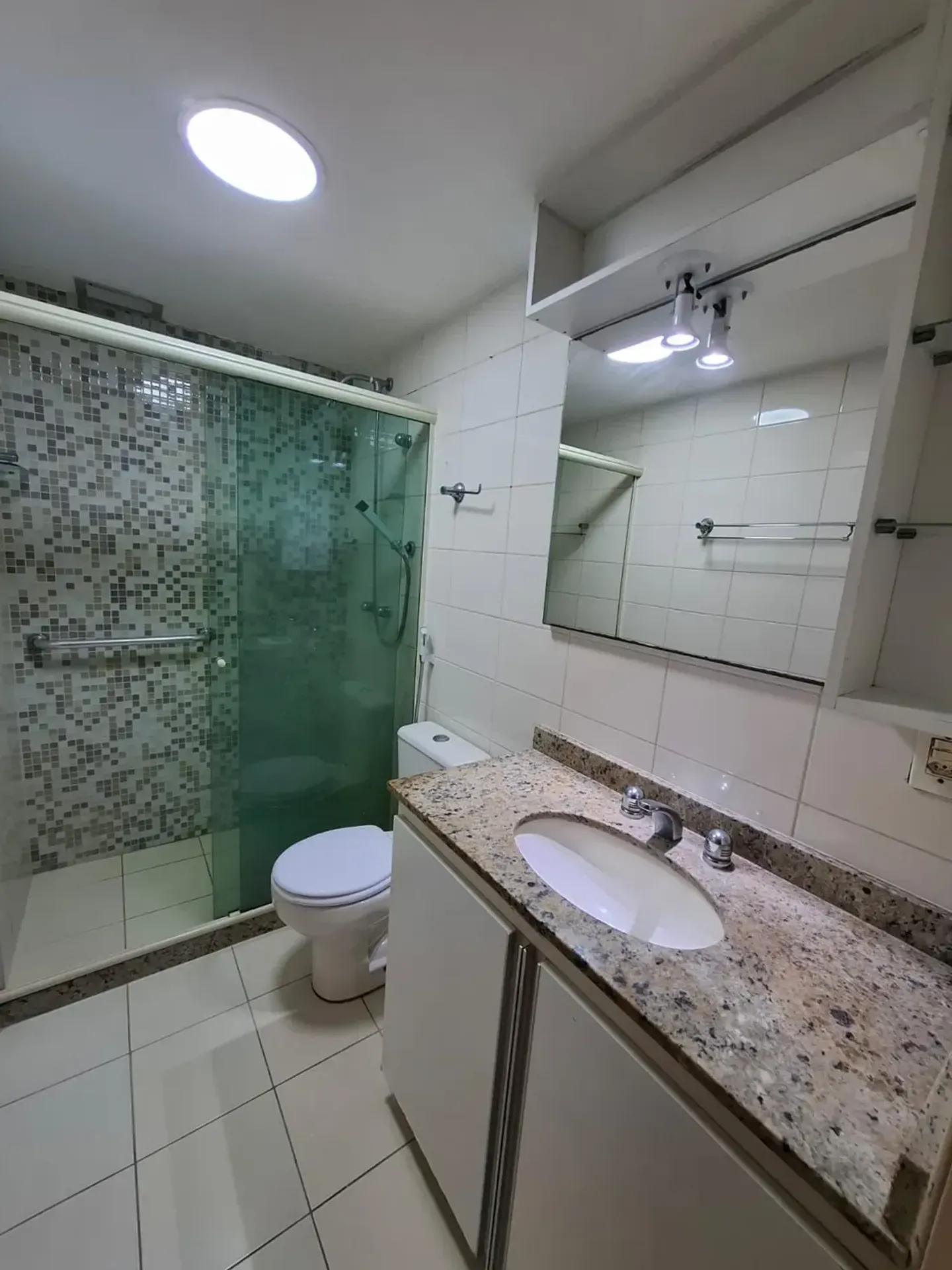 Apartamento de 2 quartos com 3 banheiros e cozinha fechada — photo 24