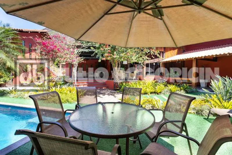 Balcony with a grill in a 5-bedroom house, 392 m² — photo 23