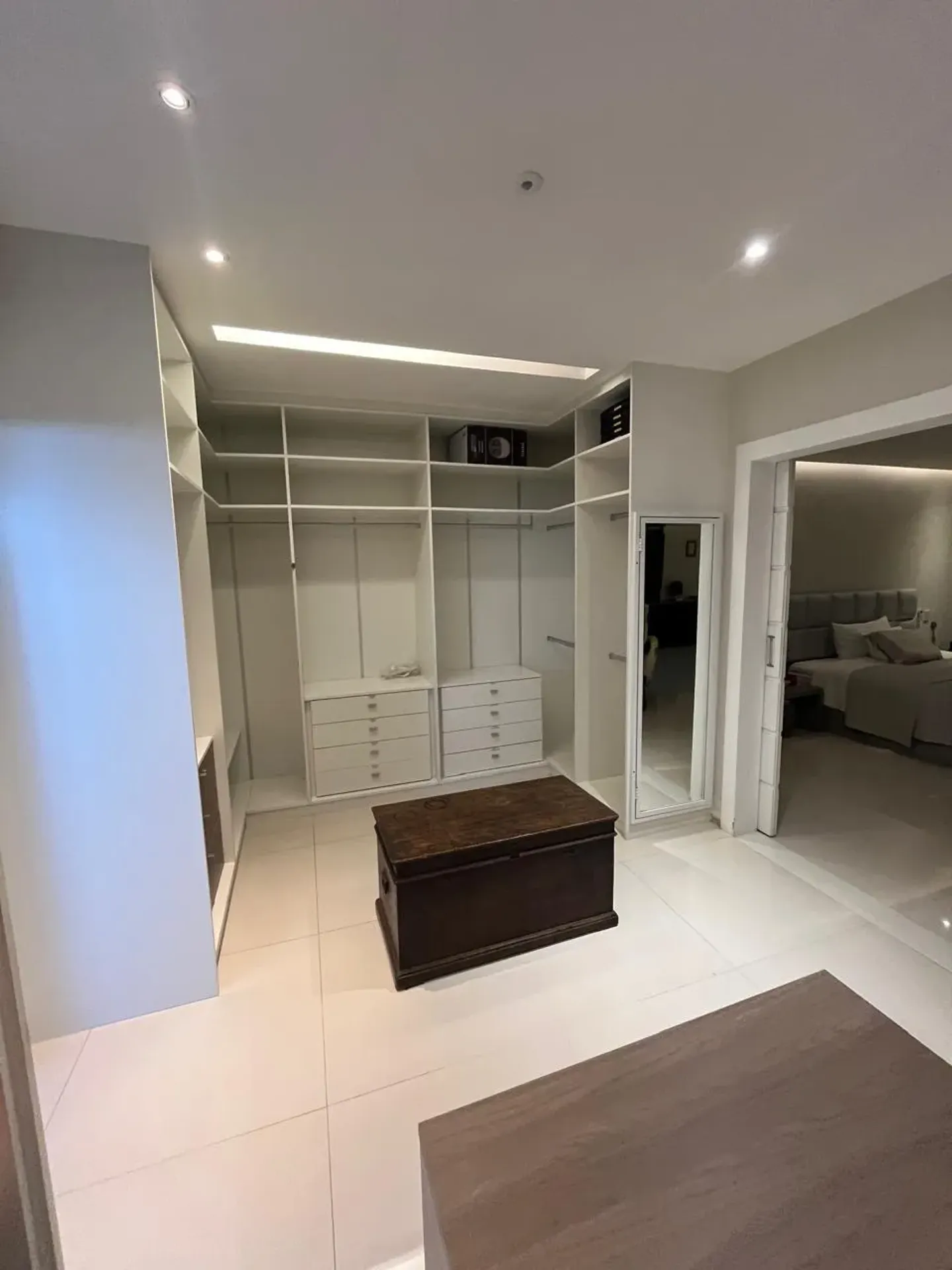Furnished house with 5 bedrooms and open-plan kitchen — photo 34