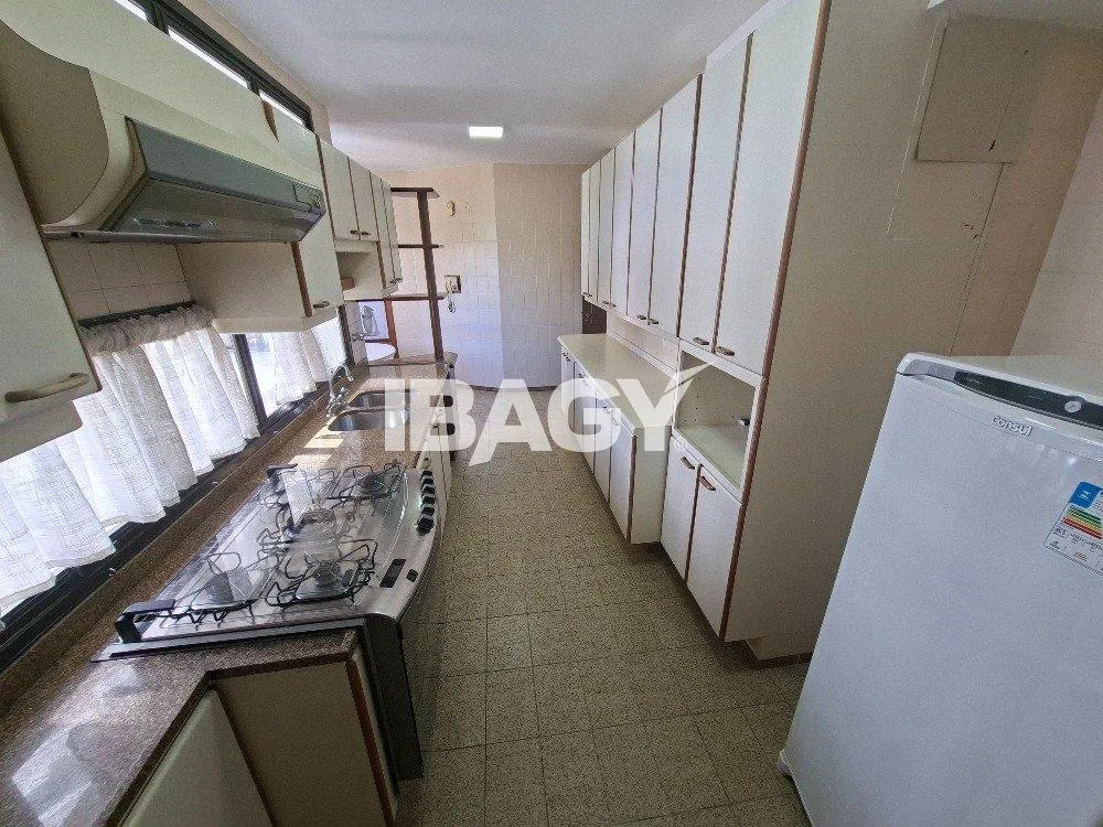 302 m² apartment with a water view and a bathtub — photo 17