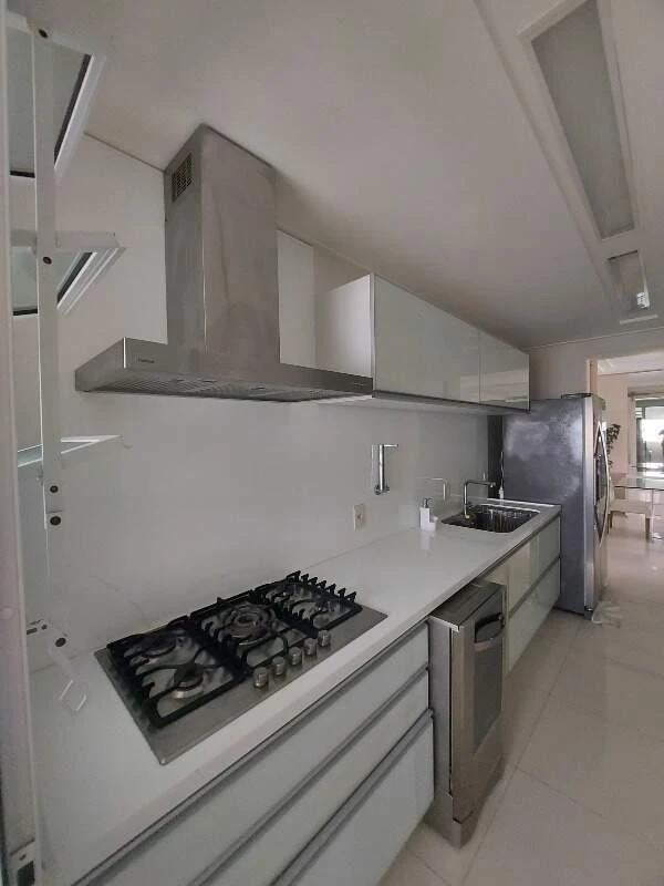 Квартира 149 м² с застеклённым балконом и грилем на балконе — photo 2