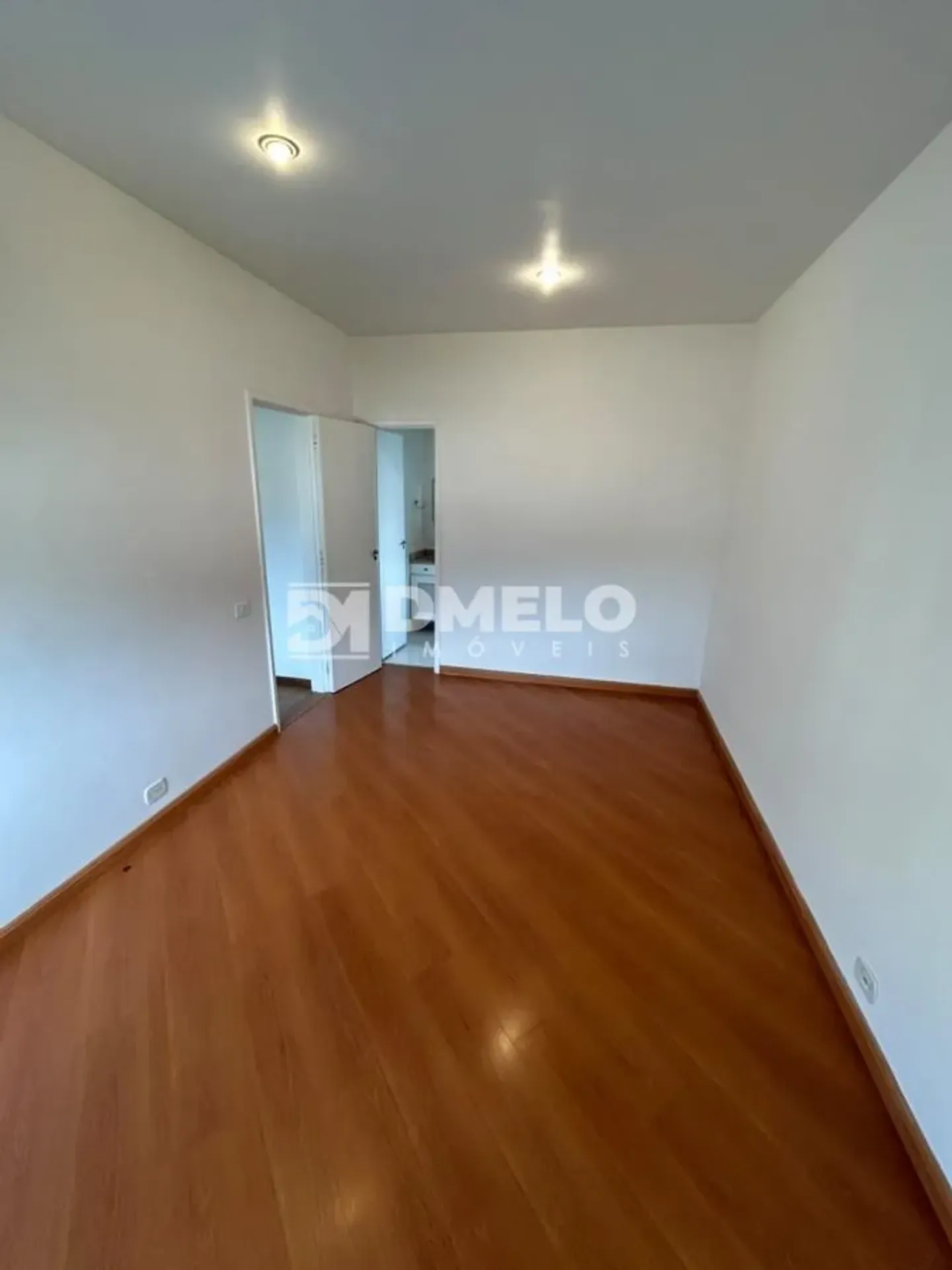 Apartment, 83 m², with wood or laminate floors — photo 9
