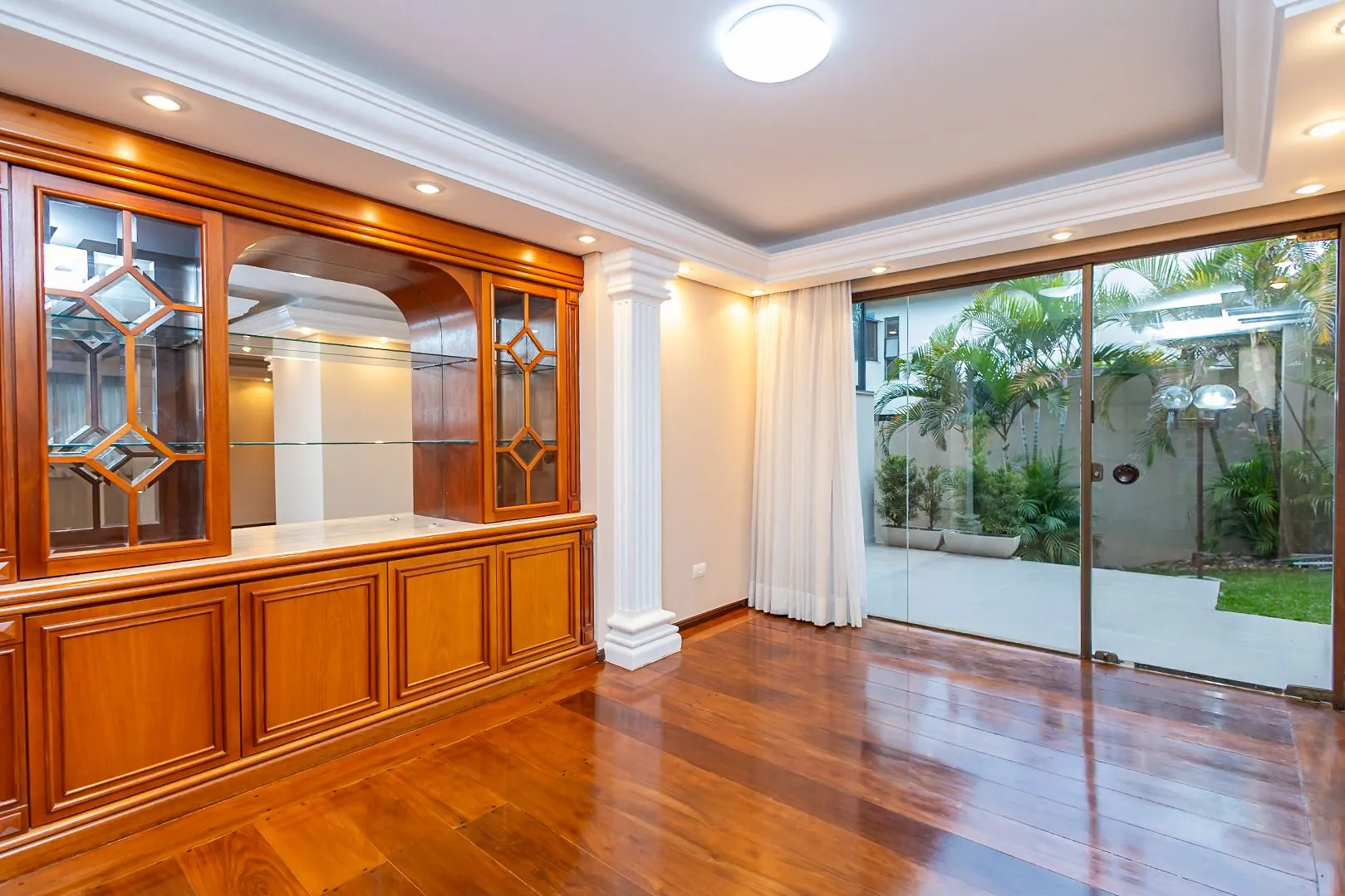 Rental house with 4 bedrooms and 5 bathrooms across 550 m² — photo 14
