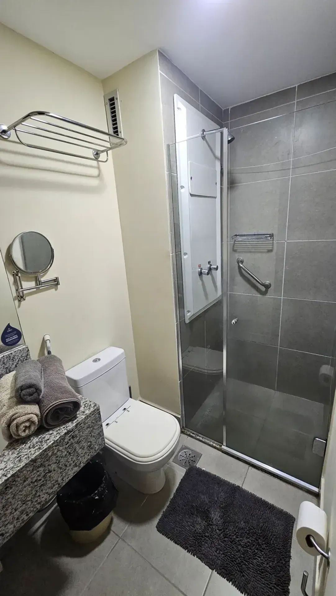 Furnished 1-bedroom apartment with open-plan kitchen — photo 21