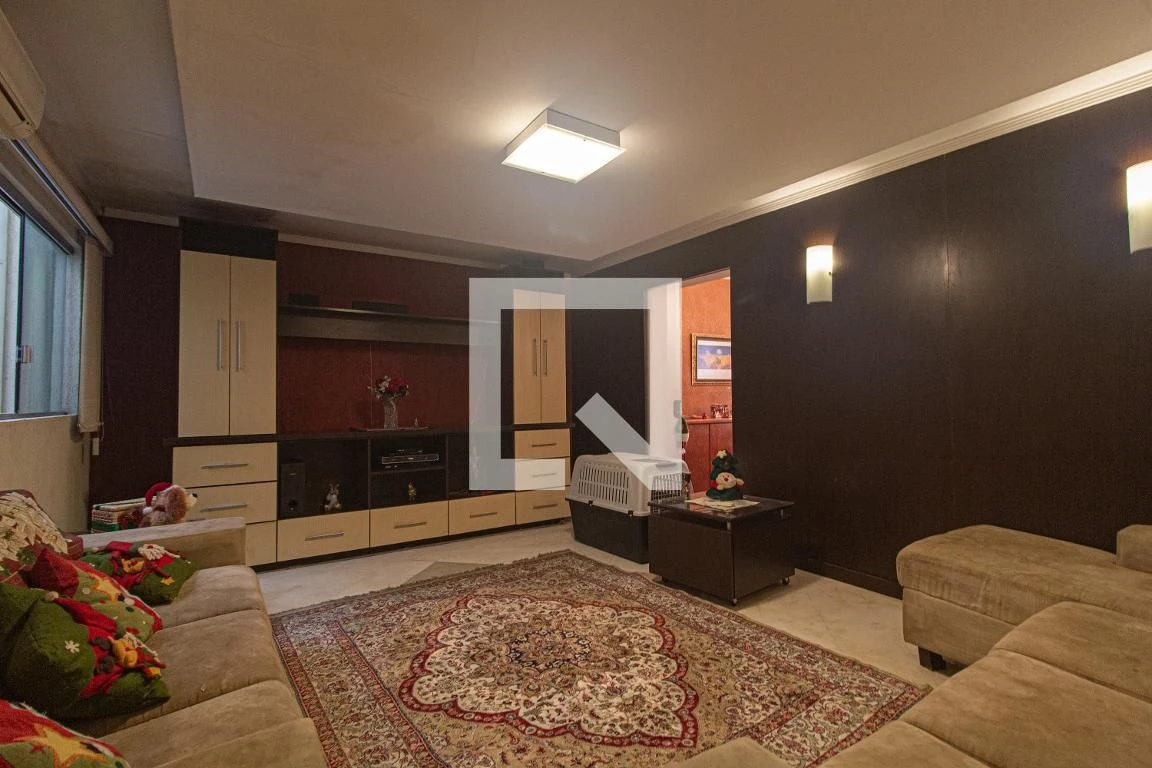 3-bedroom house with a walk-in closet in Curitiba — photo 32