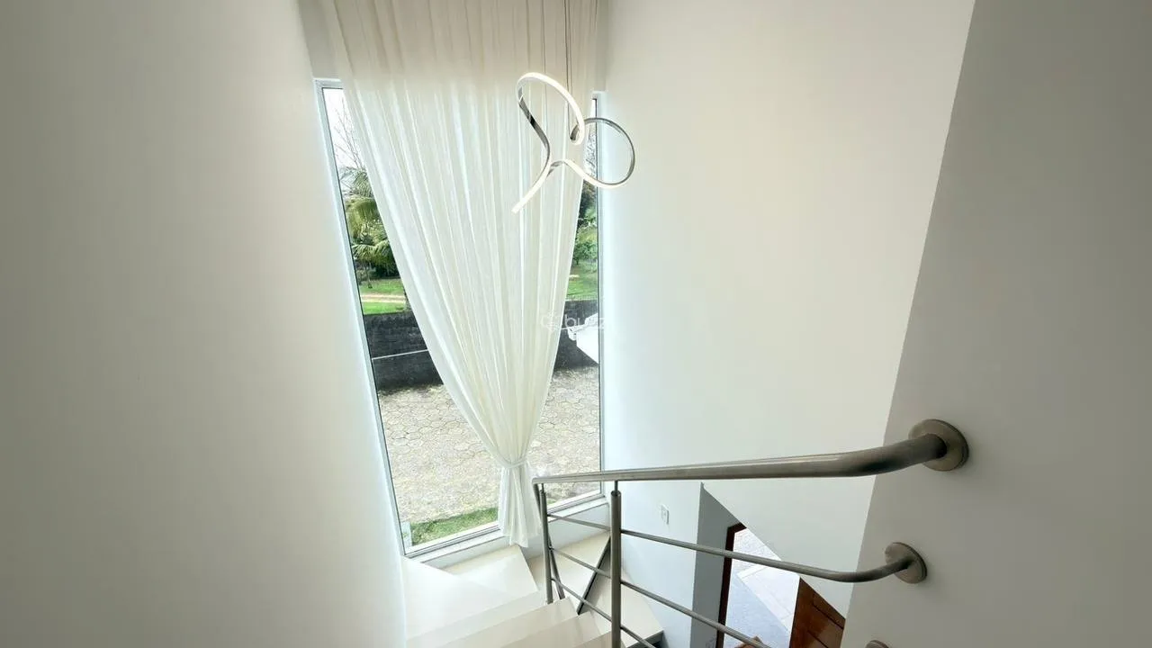 Balcony with a grill in a 2-bedroom house, 140 m² — photo 19