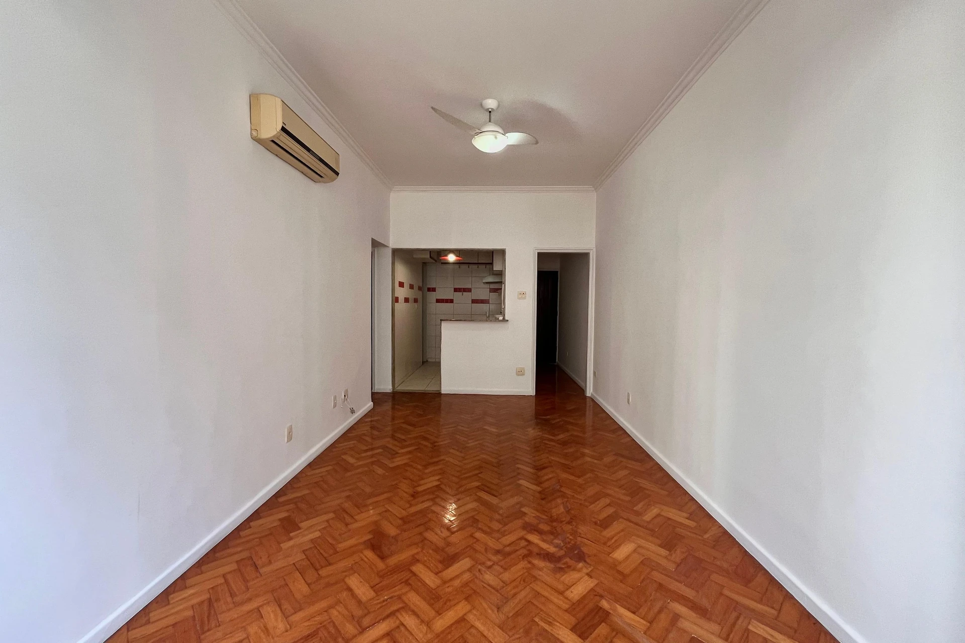 Apartamento sem mobília com 2 quartos e cozinha americana