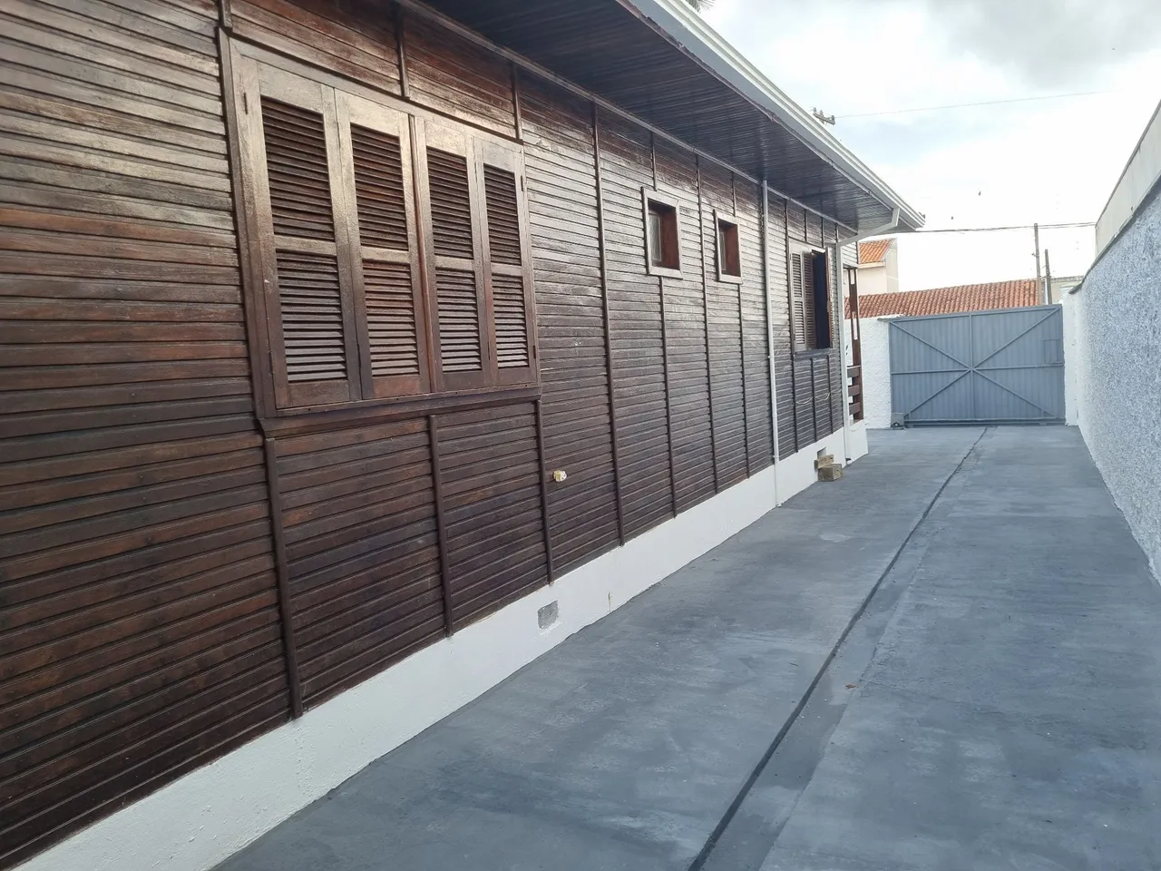 3-bedroom house with wood or laminate floors in Curitiba — photo 12