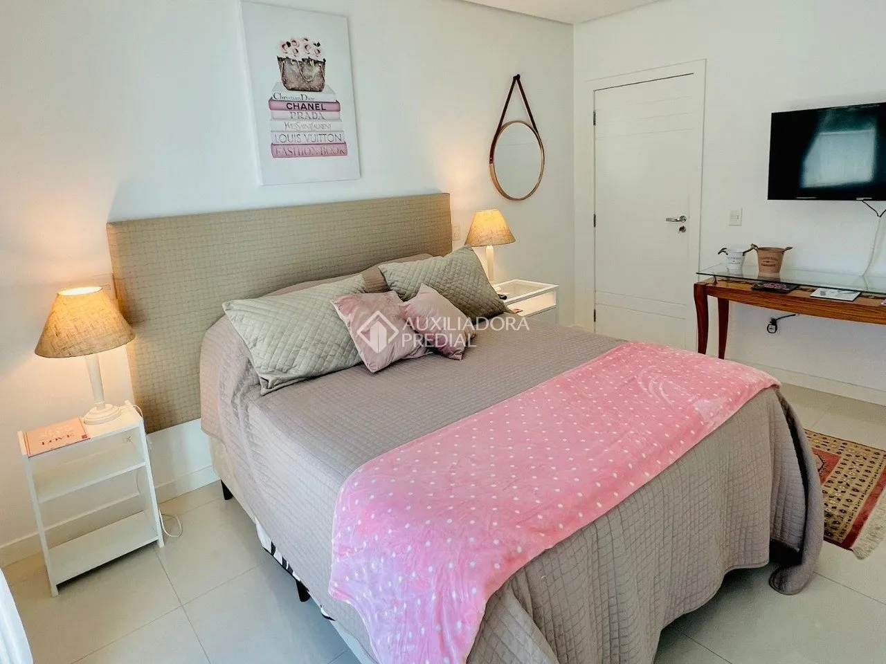 House with 6 bedrooms and an open kitchen with gas stove — photo 15