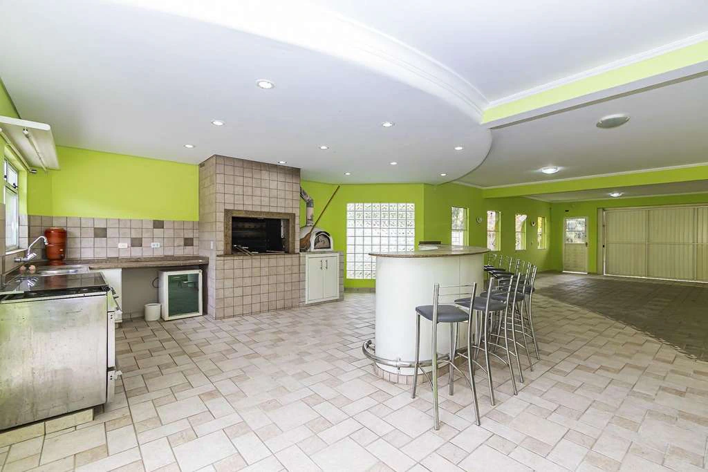 Casa com 3 quartos e cozinha fechada a gás, 550 m²