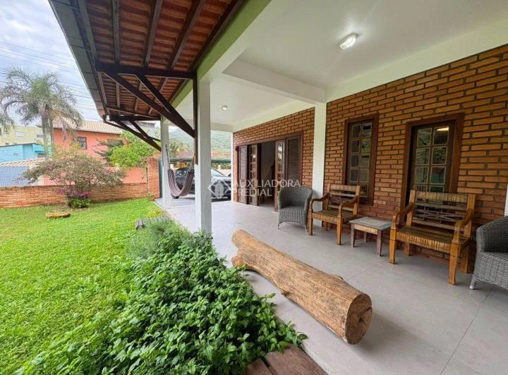 House with 2 bedrooms and a built-in balcony grill