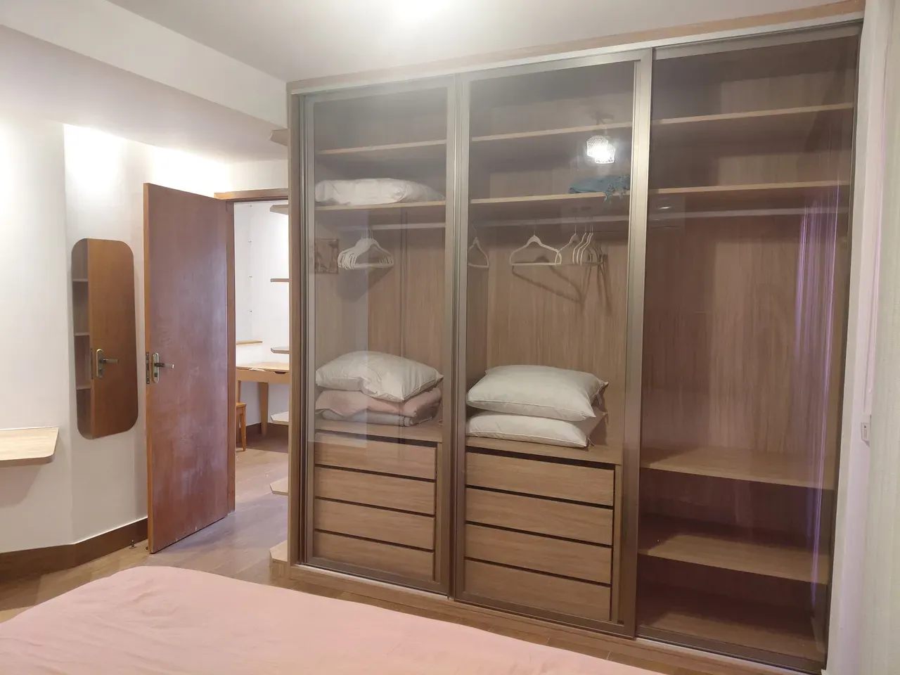 Furnished 3-bedroom apartment with glass balcony — photo 24