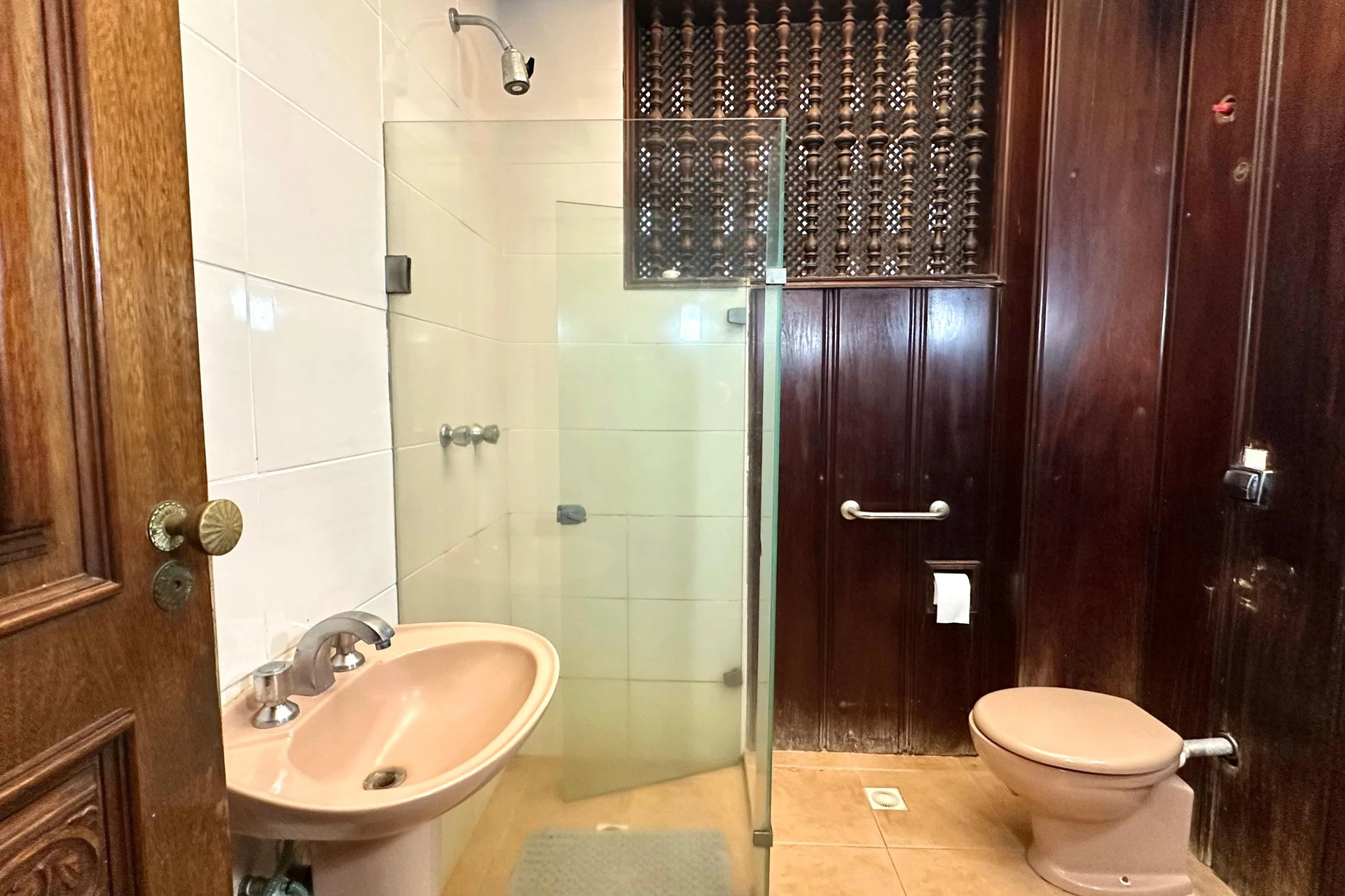 Bathtub in a 4-bedroom apartment, 290 m² — photo 35