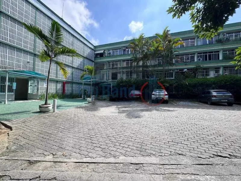 1-bedroom apartment with AC and an outdoor pool area — photo 8