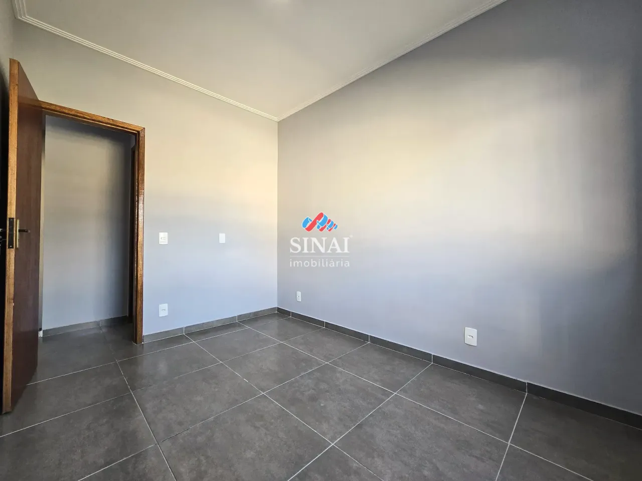 2-bedroom unfurnished apartment with a balcony — photo 15