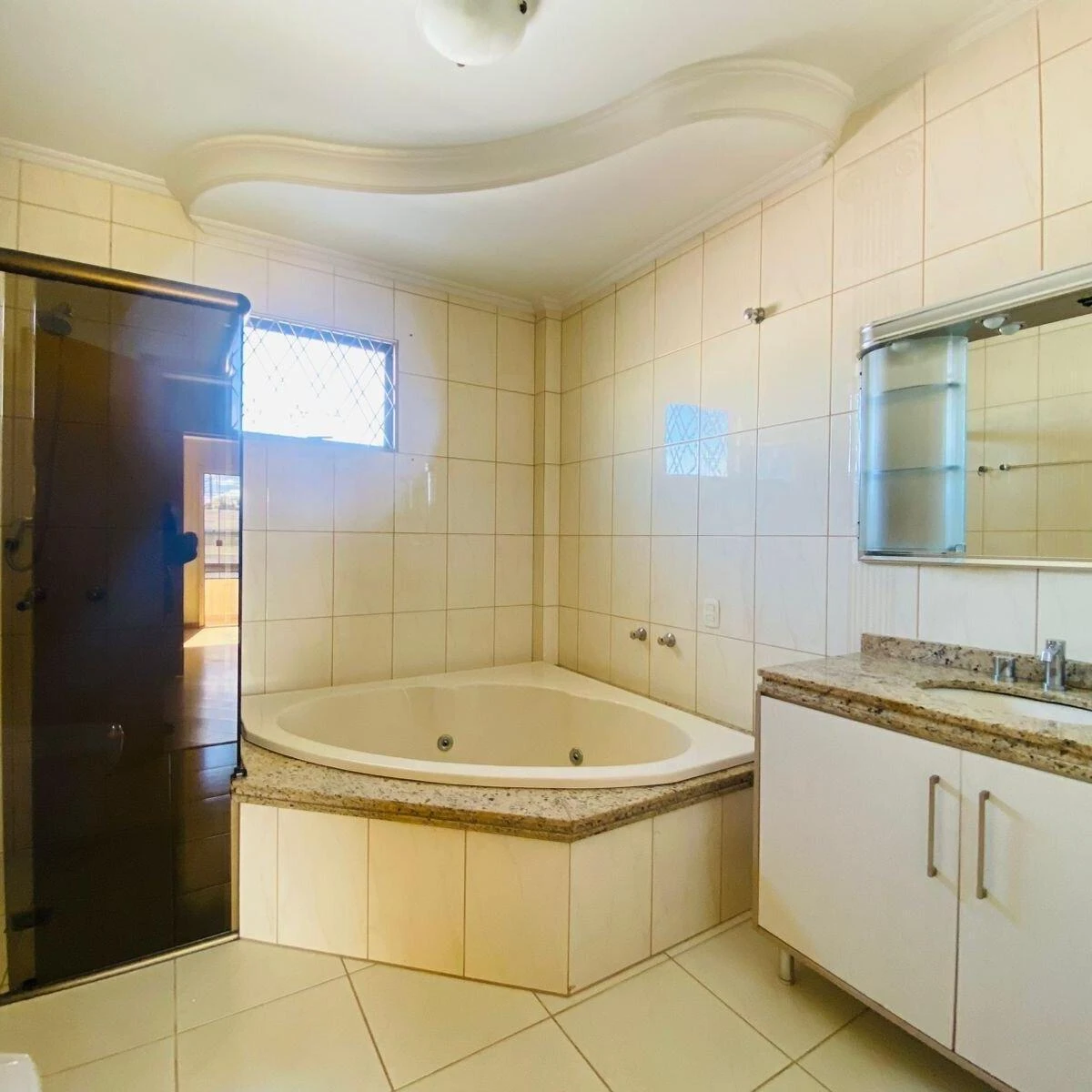 3-bedroom house with a glass-enclosed balcony in Curitiba — photo 9