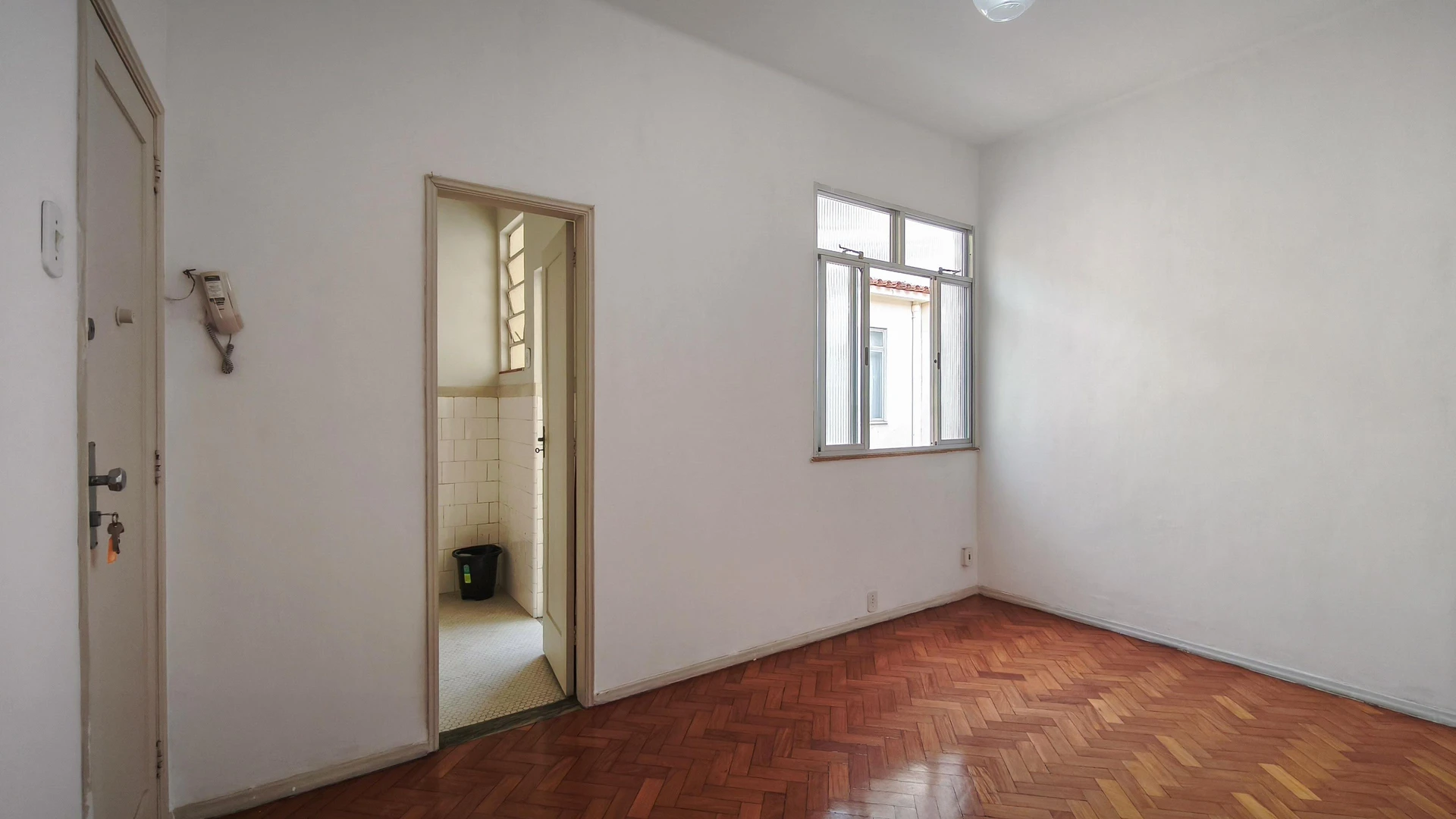 Деревянный пол или ламинат и 1 спальня: квартира 40 м² — photo 11
