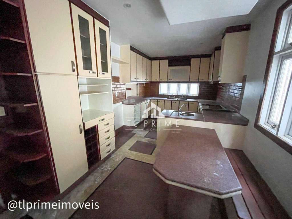 House in a gated community with 4 bedrooms and 600 m² — photo 8