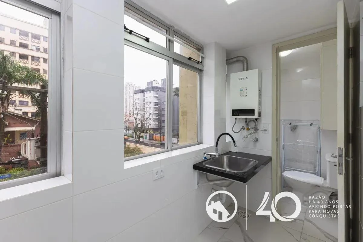 2-bedroom apartment with wood or laminate floors in Curitiba — photo 6