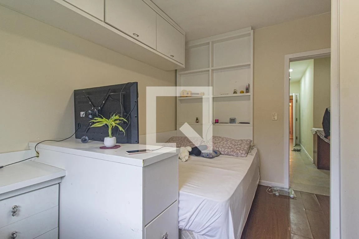 3-bedroom house with a walk-in closet in Curitiba — photo 20