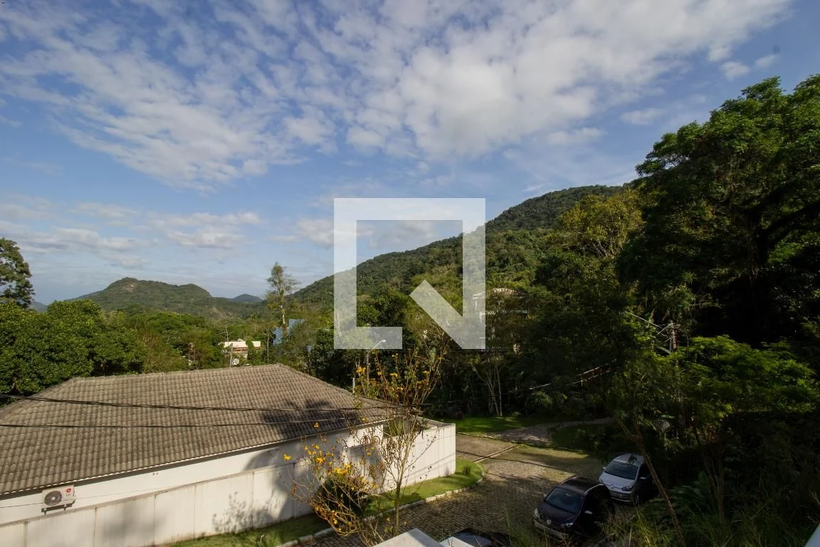 4-bedroom house with a bathtub in Rio de Janeiro — photo 63