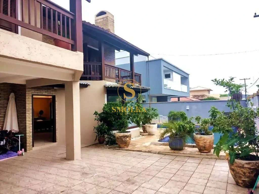Casa con 5 dormitorios y 6 baños, 305 m²