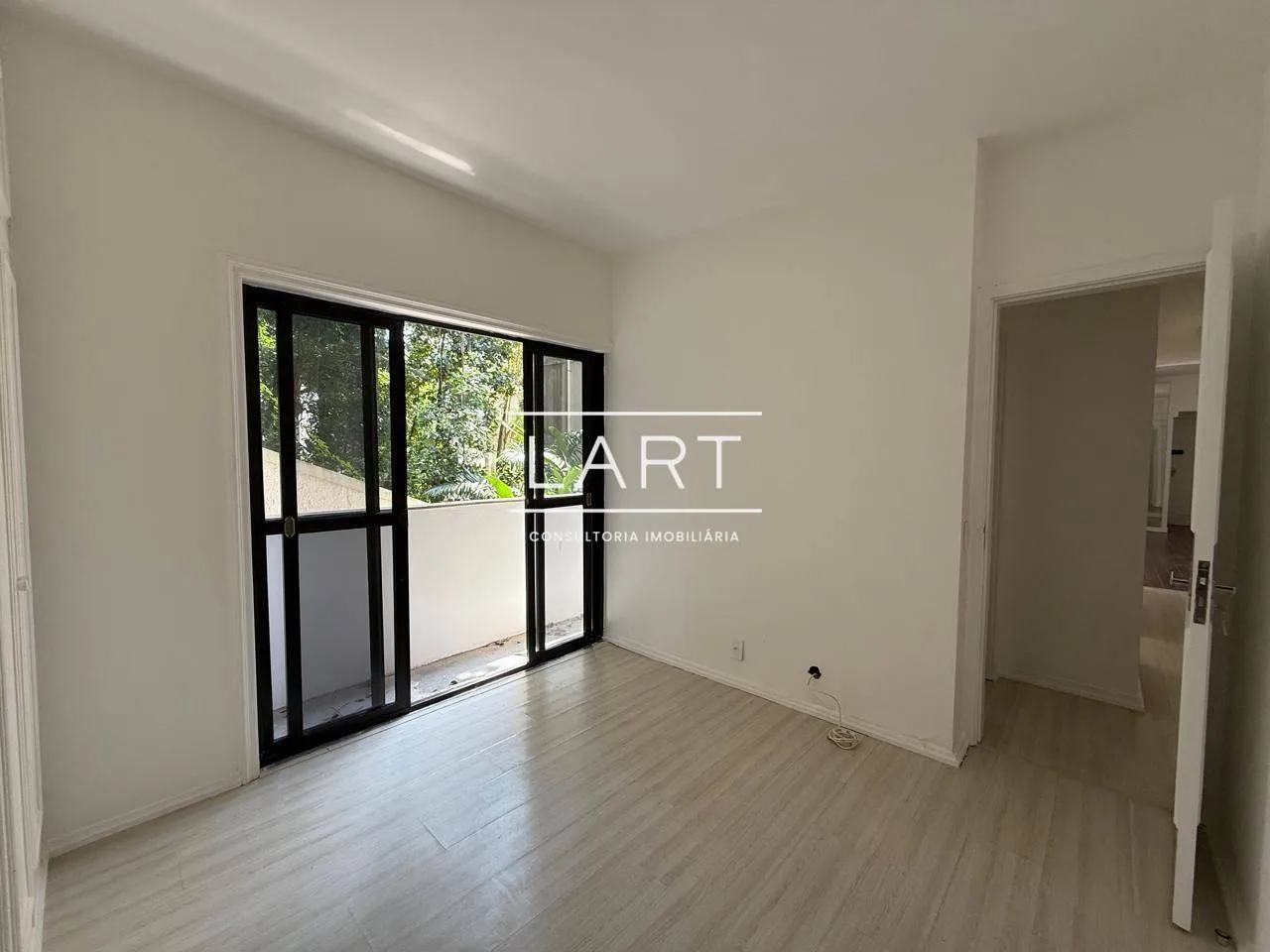 Apartment on the 6th floor with a glass-enclosed balcony — photo 9