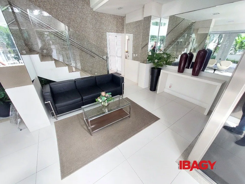 4-bedroom apartment in a building with a pool