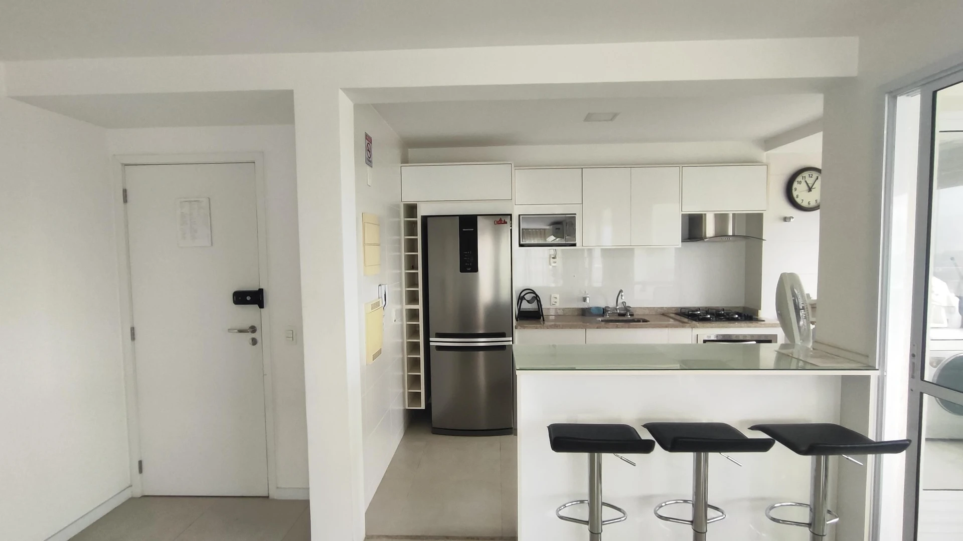 3-bedroom apartment with a glass-enclosed balcony — photo 6