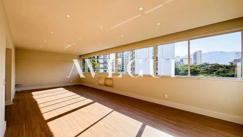 Unfurnished apartment with 4 bedrooms and tall windows — photo 13