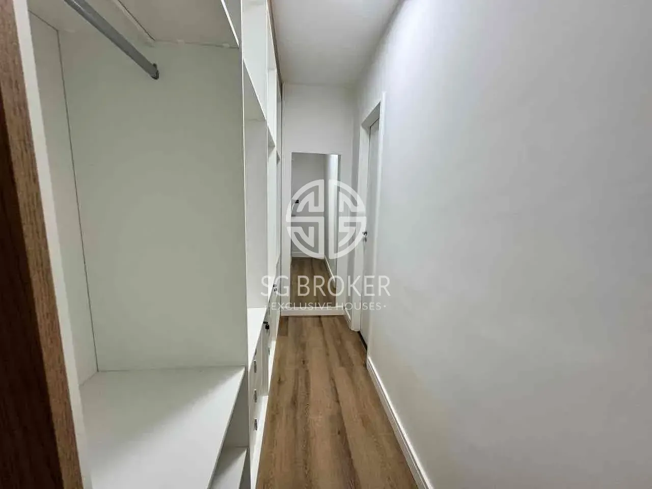 Apartment with views of the city and mountains — photo 22