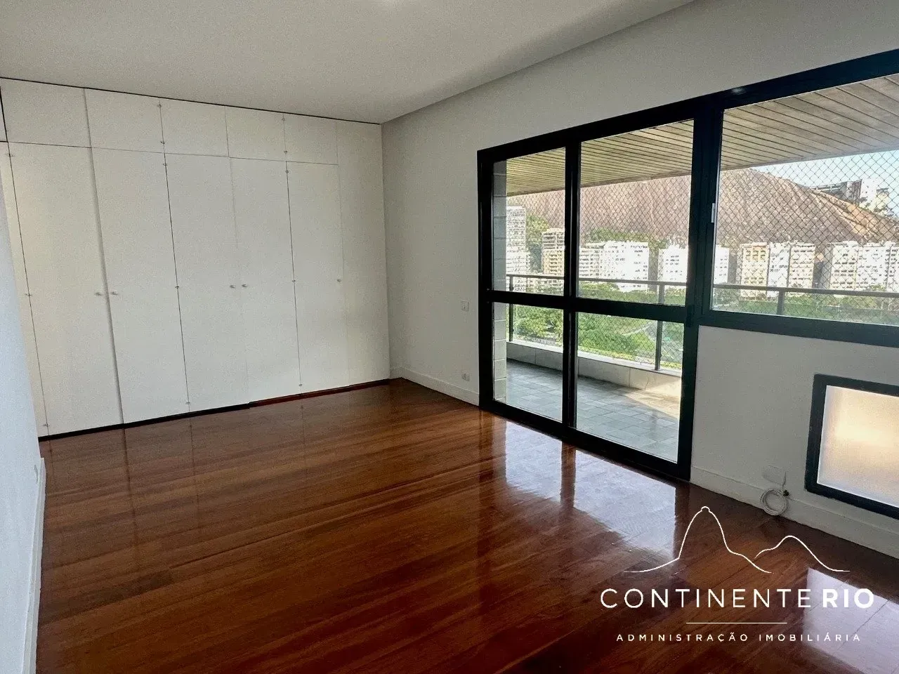 Apartamento con 4 dormitorios y balcón acristalado — photo 13