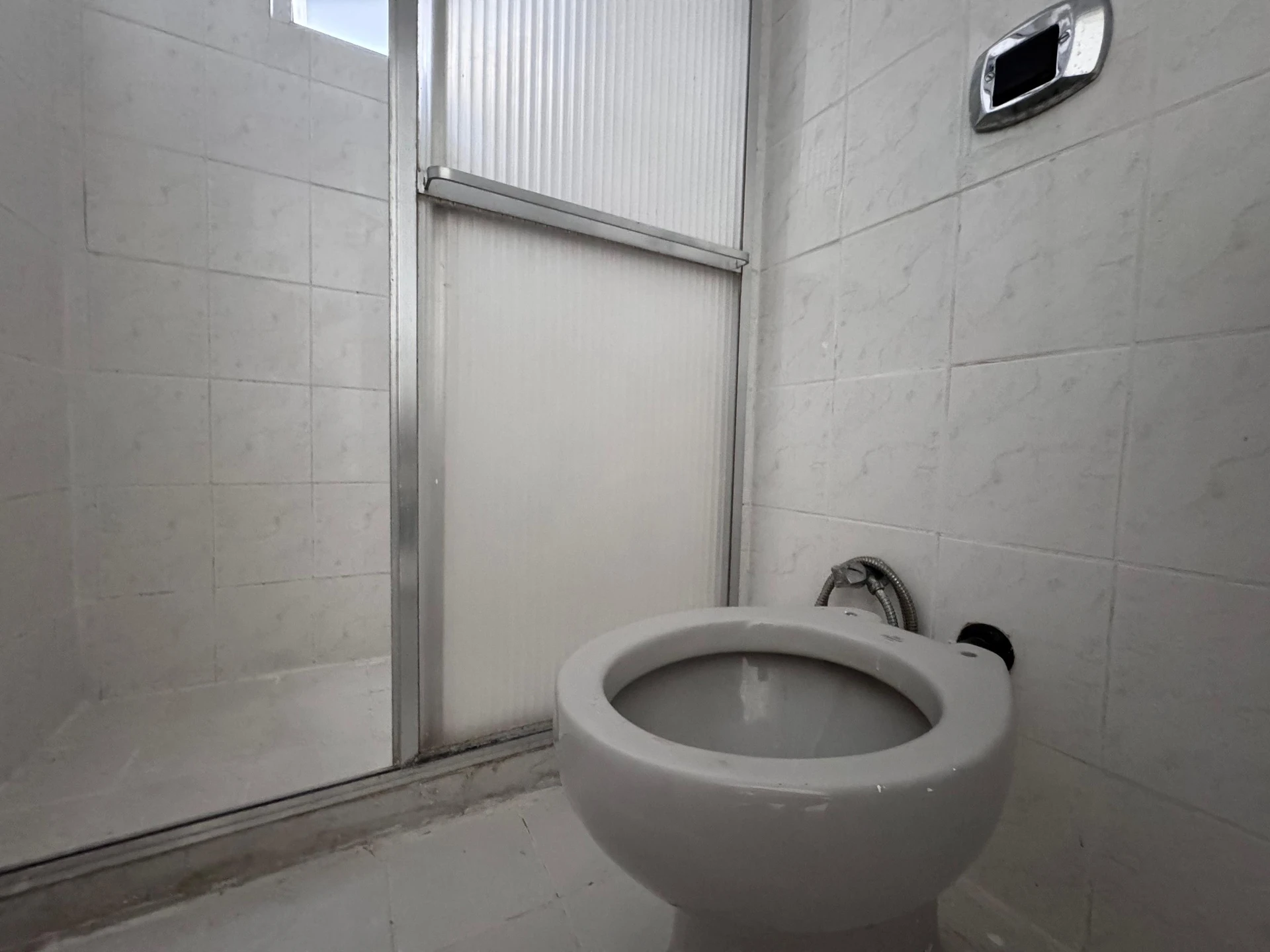 3-bedroom apartment with a balcony and laundry area — photo 40