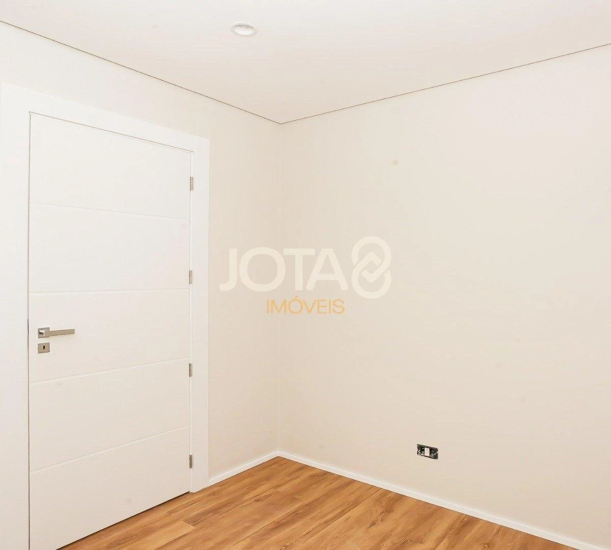 Balcony with a grill in a 3-bedroom apartment, 143 m² — photo 19