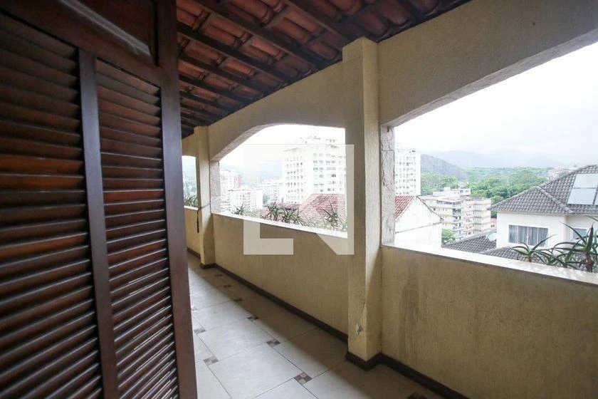 Furnished 400 m² house with 4 bedrooms and 4 bathrooms — photo 44