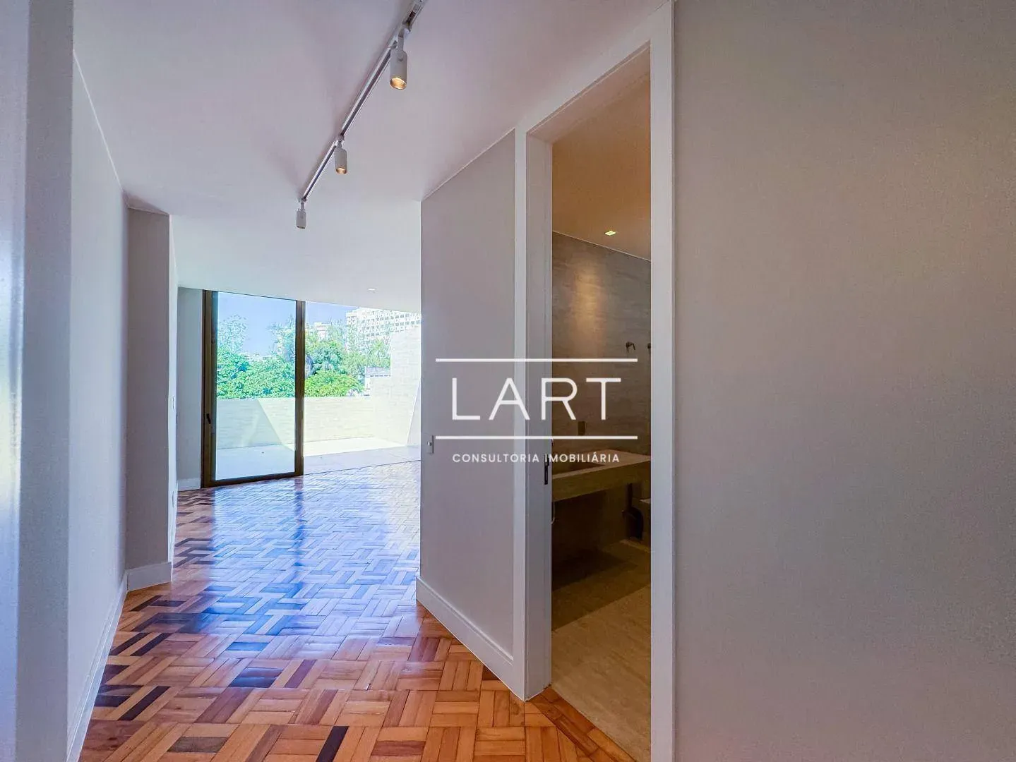 Apartamento com 4 dormitórios e varanda de vidro — photo 23