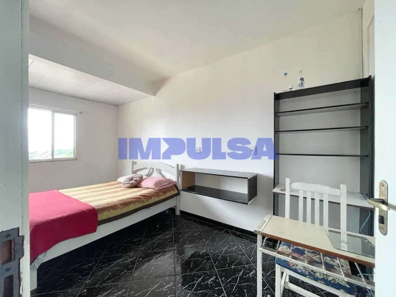 Furnished studio with 1 bedroom and separate kitchen