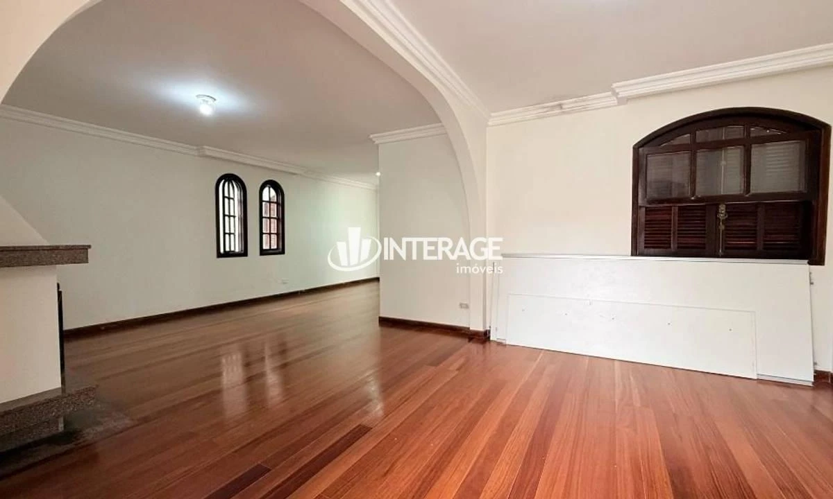 Wood or laminate floors in a 4-bedroom house, 200 m²