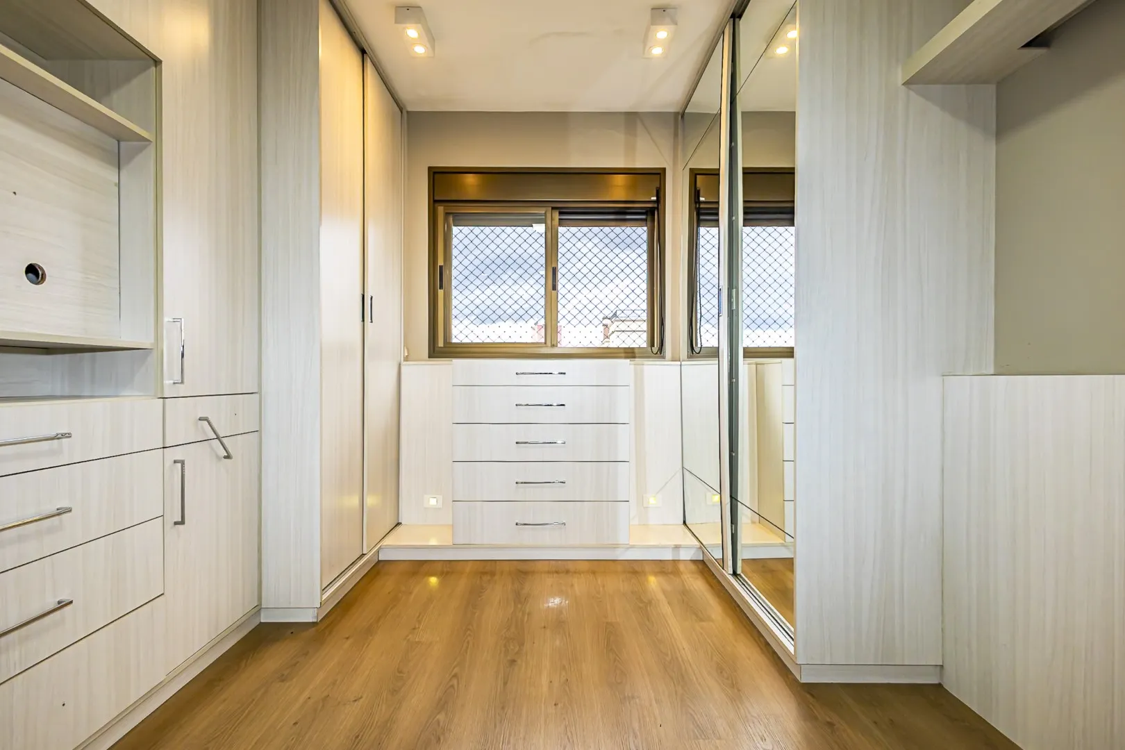 Квартира с балконом 136 м² и 3 спальнями — photo 11