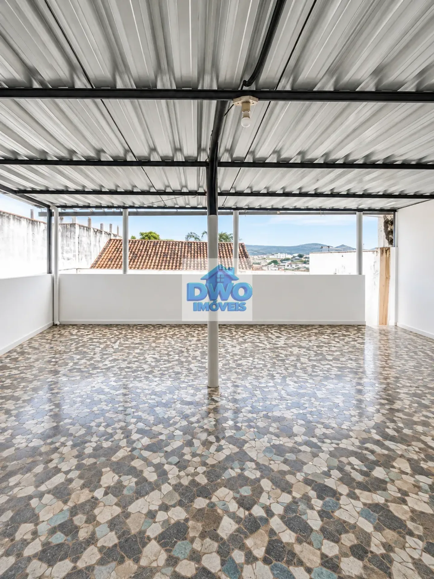 House, 200 m², with a glass-enclosed balcony — photo 4