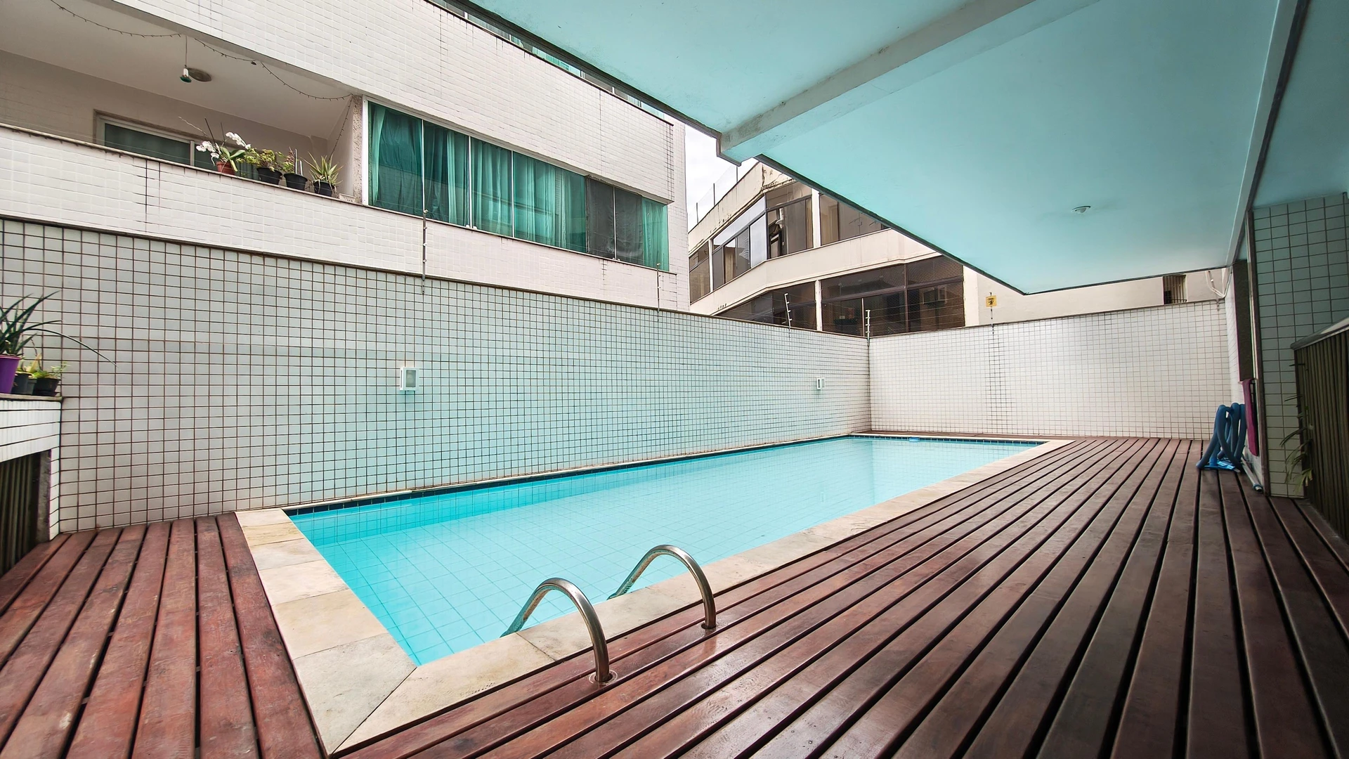 3-bedroom apartment in a building with a pool — photo 22
