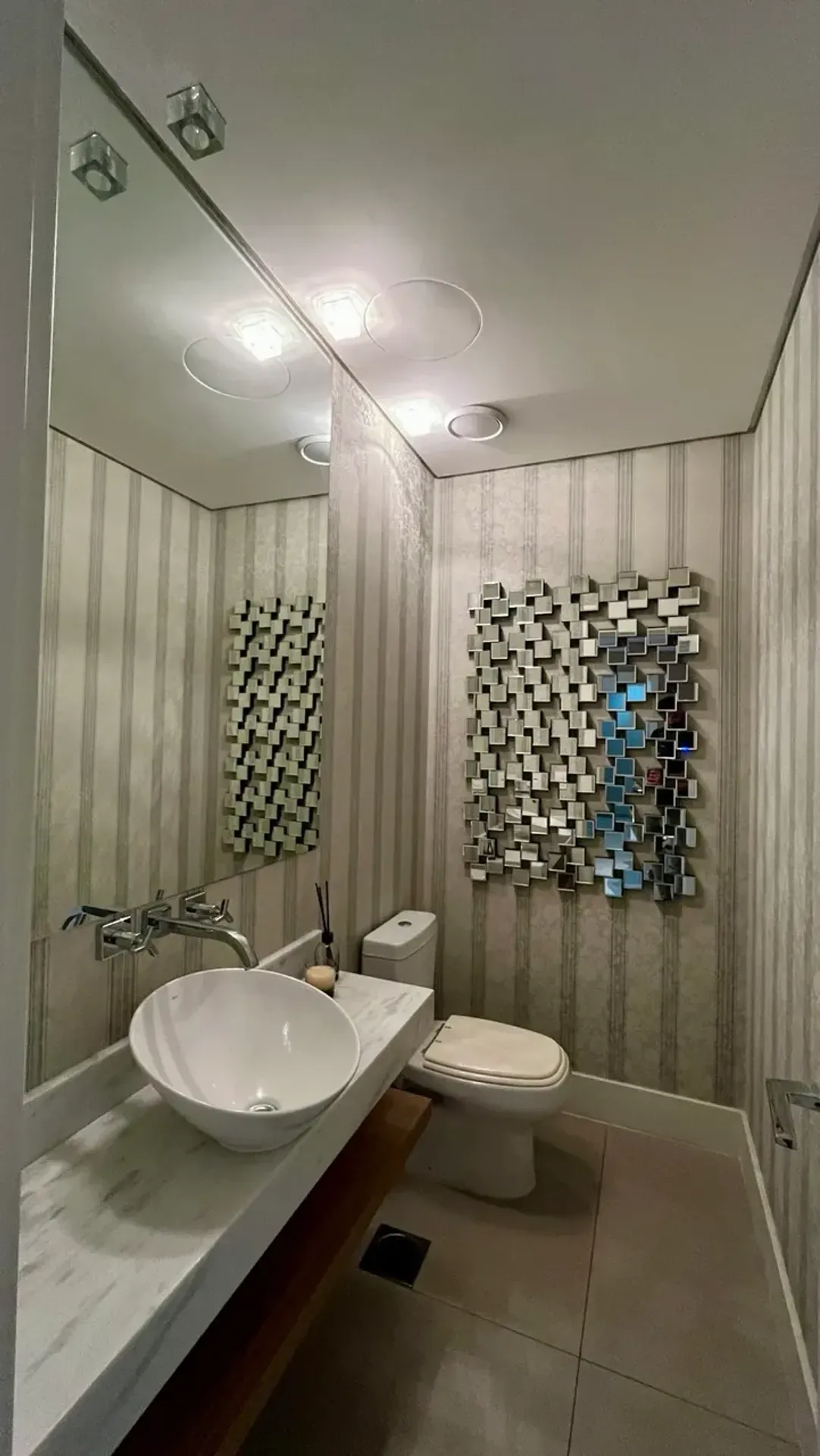 Furnished apartment with 3 en-suite suites — photo 4