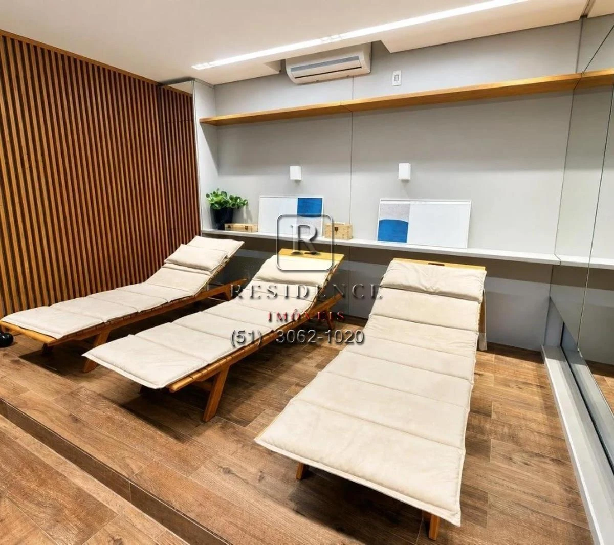 Balcony with a grill in a 2-bedroom apartment, 172 m² — photo 5